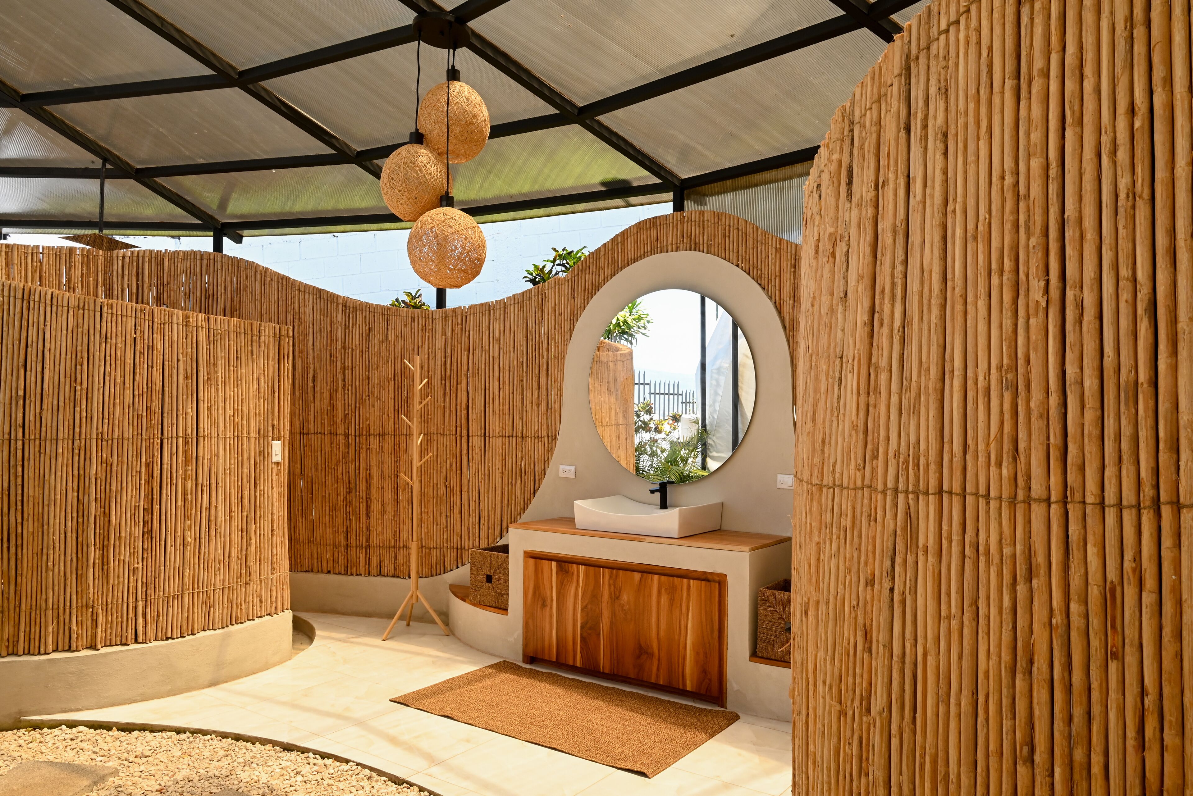 按摩浴缸、旋水按摩花洒、毛巾、肥皂