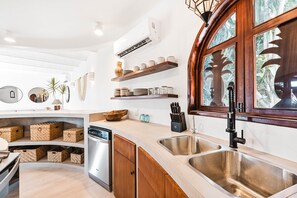 Fridge, oven, stovetop, dishwasher