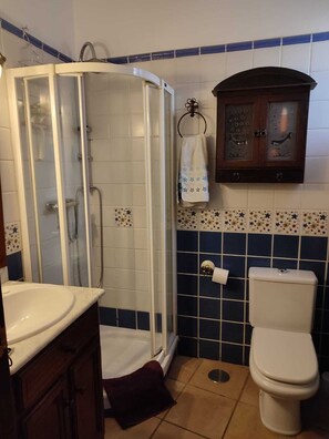 Bruser, hårtørrer, bidet, håndklæder