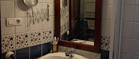 Een douche, een haardroger, een bidet, handdoeken