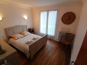 8 bedrooms, desk, iron/ironing board, travel crib