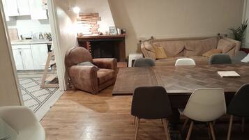 Cheminée, jeux vidéo, baby-foot, livres