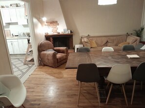 Foyer, jeux vidéo, table de baby-foot, livres