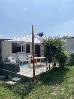Outdoor dining - The family cabin (Champdieu)