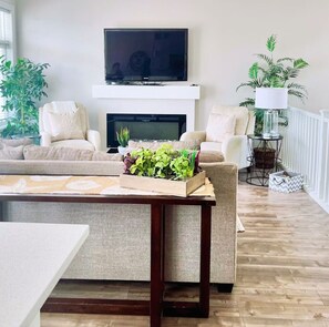 Smart TV, fireplace - Sandy Feet Retreat - View Cottage #209 (Osoyoos)