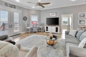 Smart TV, books - 5BR Waterfront Paradise I Fish, Relax & Unwind (Port Lavaca)