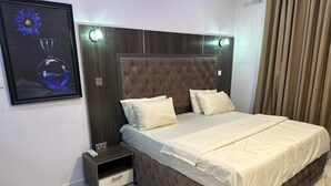 套房 | 埃及棉床单、高档床上用品、记忆海绵床垫、办公桌