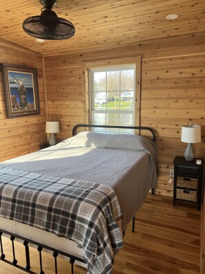 2 bedrooms, WiFi, bed sheets - Lakefront Home on Lake Webster (North Webster)
