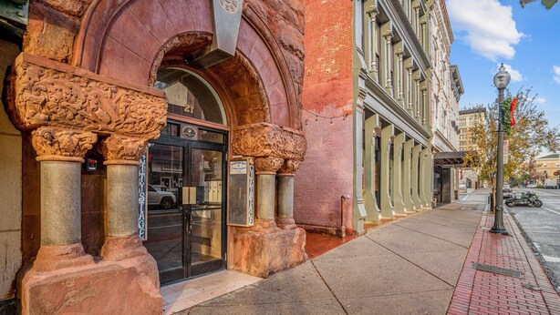 A historic building with ornate columns and a large arched entrance. - Cozy Convenient downtown Condo (Wilmington)