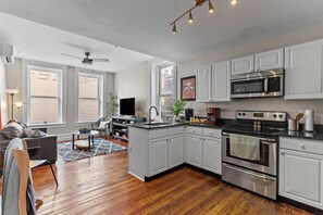 Jääkaappi, mikroaaltouuni, uuni, liesi