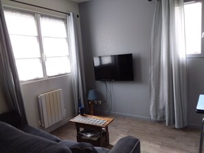 Living area - Pretty little house, in a quiet private courtyard 5 minutes from the sea (Luc-sur-Mer)