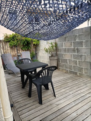 Outdoor dining - Pretty little house, in a quiet private courtyard 5 minutes from the sea (Luc-sur-Mer)