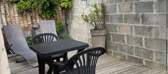 Pretty little house, in a quiet private courtyard 5 minutes from the sea
