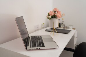 Basic Double Room | In-room safe, desk, laptop workspace, iron/ironing board - Catedral Internacional (Quito)