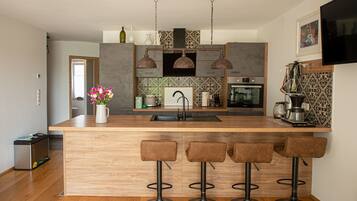 Fridge, oven, stovetop, dishwasher