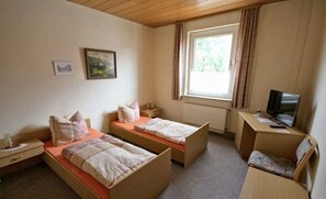 Habitación básica con 2 camas individuales | Ropa de cama de alta calidad, escritorio, cuna de viaje y wifi gratis