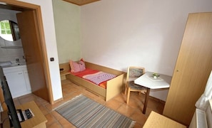 Habitación individual básica | Ropa de cama de alta calidad, escritorio, cuna de viaje y wifi gratis