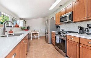 冷蔵庫、電子レンジ、オーブン、コンロ