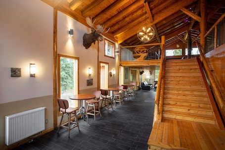 Lounge. Red Cariboo Resort