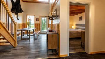 Bungalow – comfort | Individuelt dekorert, skrivebord og skrivebord for bærbar PC