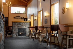 Lounge - Red Cariboo Resort (Anahim Lake)
