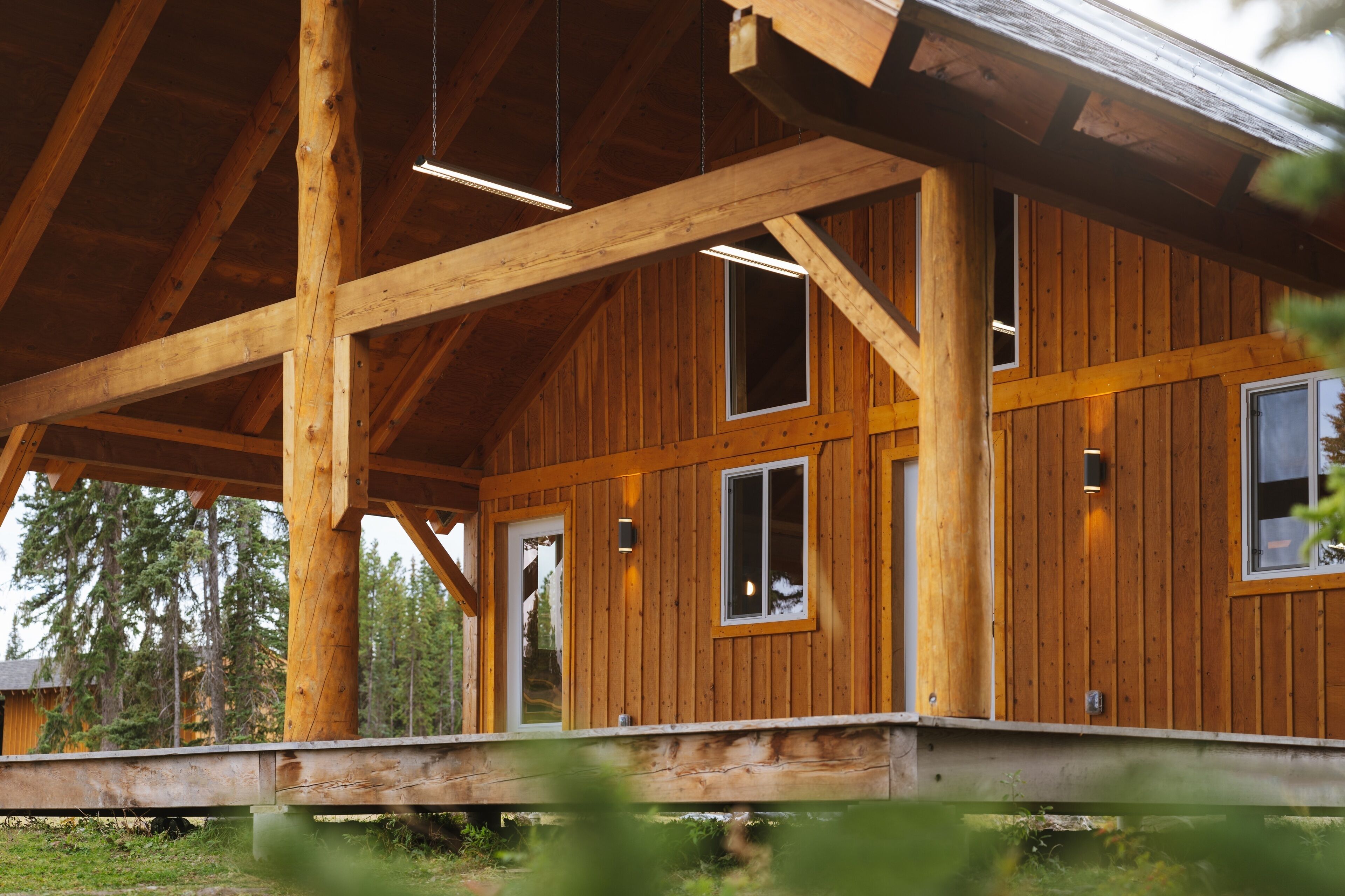 Full-size fridge, microwave, dining tables