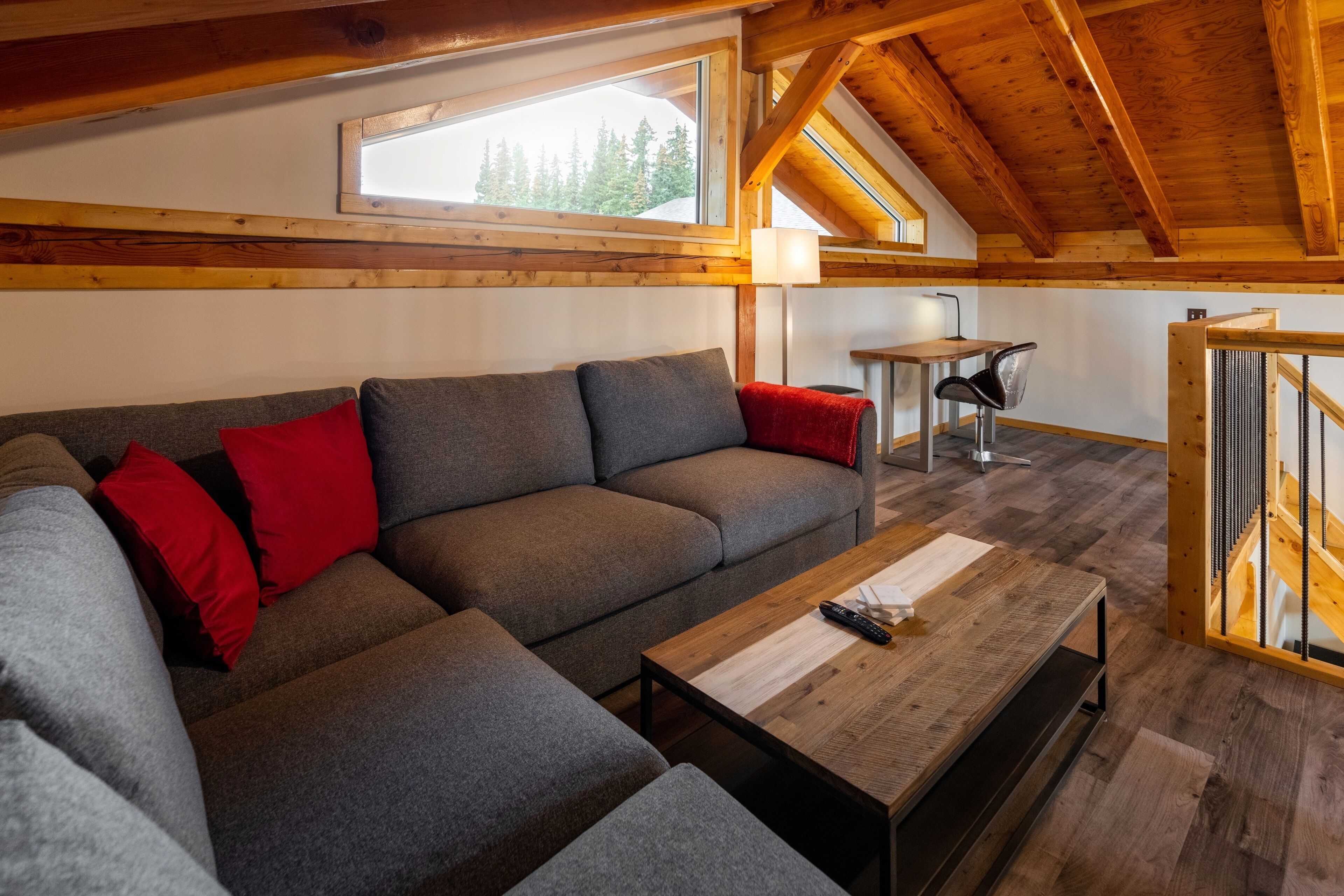 Comfort-Bungalow | Wohnbereich | 65-Zoll-Fernseher mit Satellitenempfang