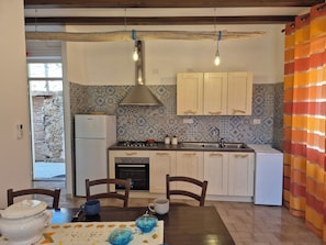 Réfrigérateur, four, plaque de cuisson, lave-vaisselle
