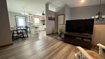 Smart-TV, Bücher, Arbeitsbereiche, Computerbildschirme