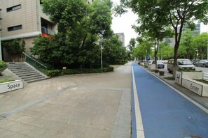 Un camino con un carril bici azul, una escalera y un cartel que dice 'Space'.