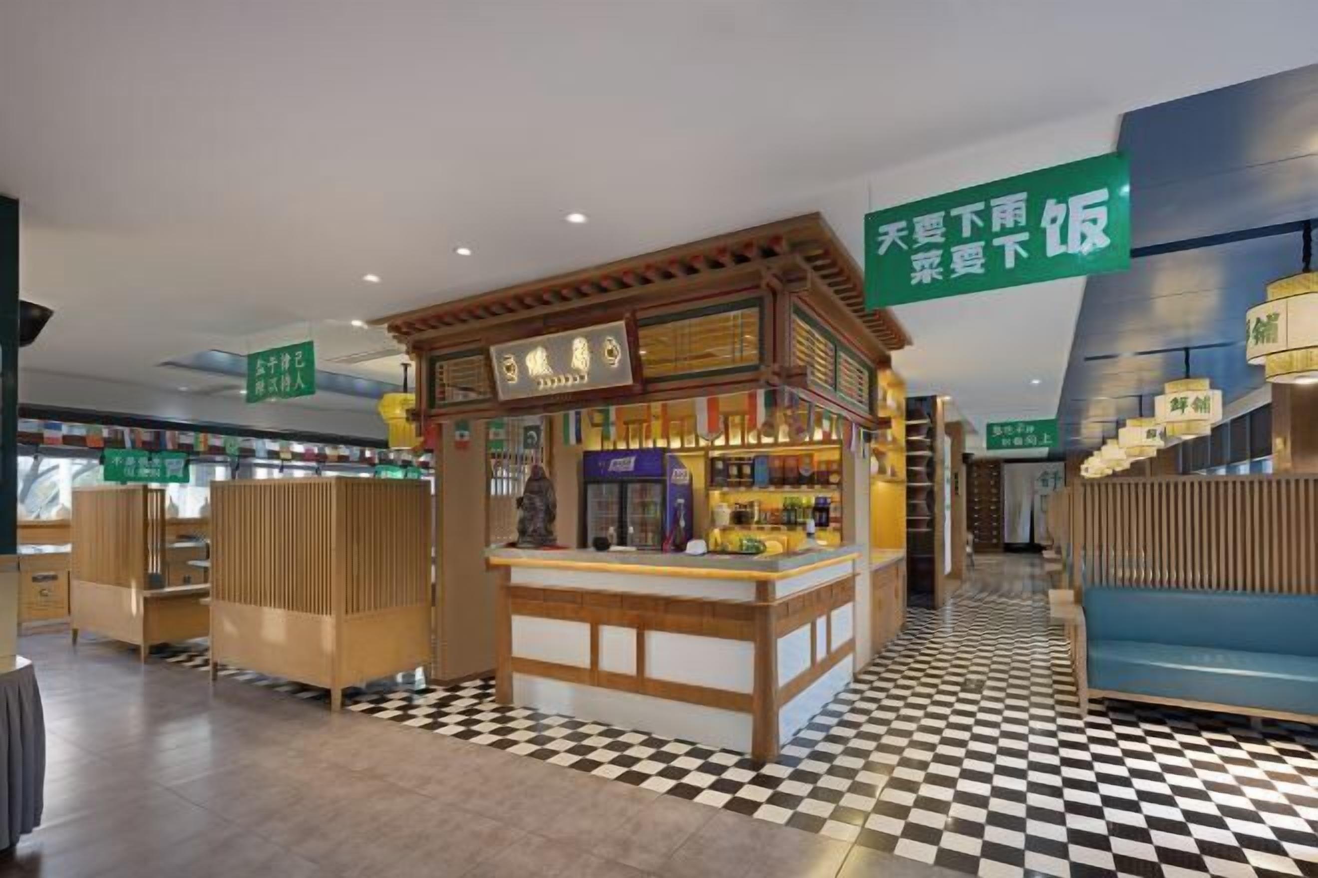 Ein Restaurant mit Schachbrettboden, Holzmöbeln und einer Theke mit verschiedenen Artikeln.