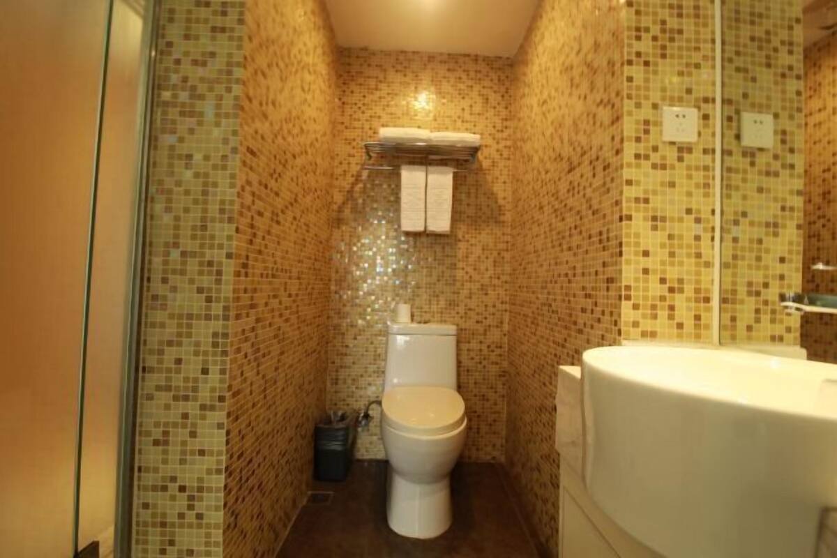 Une petite salle de bain avec des toilettes, un lavabo et un miroir.
