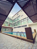 Una piscina al aire libre