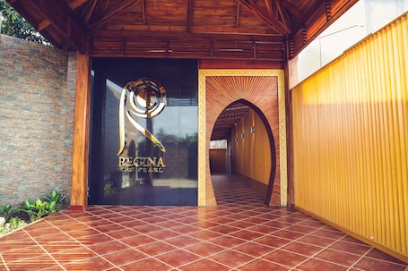 Property entrance. Regina The Pearl
