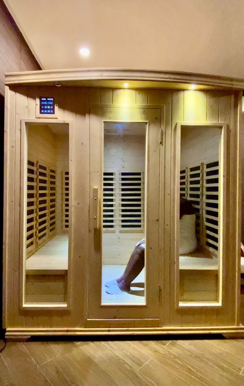 Een sauna met houten wanden en een deur in het midden.