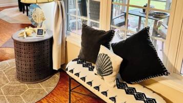 智能电视、DVD 播放器、书、影片库