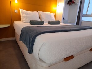 1 habitación, tabla de planchar con plancha, wifi gratis y ropa de cama 