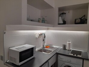 Refrigerador, microondas, parrilla de estufa y cafetera y tetera 