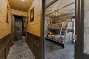 4 chambres, bureau, fer et planche à repasser, lit de bébé portatif