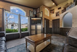 TV connectée, lecteur de DVD, baby-foot, livres