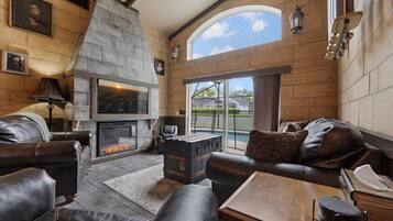 Smart-tv, dvd-afspiller, bordfodbold, bøger