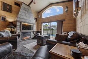 TV connectée, lecteur de DVD, baby-foot, livres