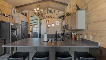 Køleskab, mikrobølgeovn, ovn, kogeplade