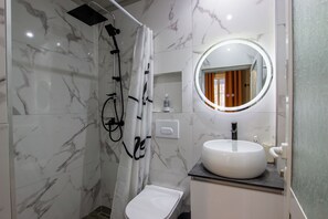 Doppia Comfort | Bagno | Doccia, soffione a pioggia, set di cortesia gratuito, asciugacapelli