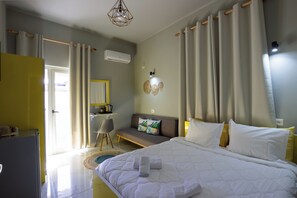 Deluxe Double Room, Balcony, City View | Frette Italian sheets, premium bedding, minibar, individually decorated - Hotel Jonian (Sarandë)