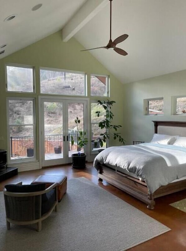 4 bedrooms, desk, free WiFi, bed sheets