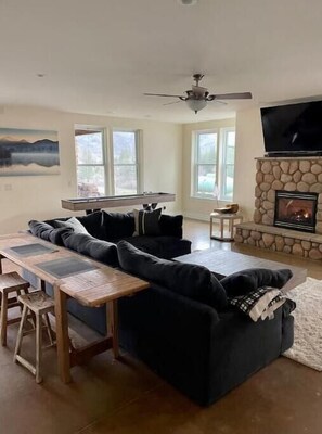 Smart TV, fireplace, DVD player, table tennis