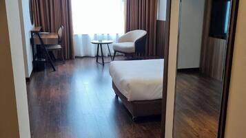 In-room safe, free WiFi, bed sheets