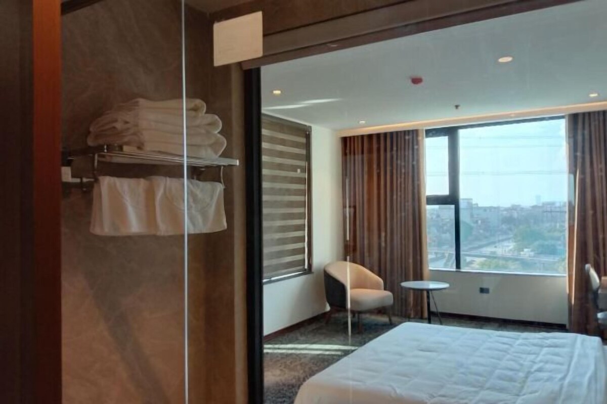 In-room safe, soundproofing, free WiFi, bed sheets
