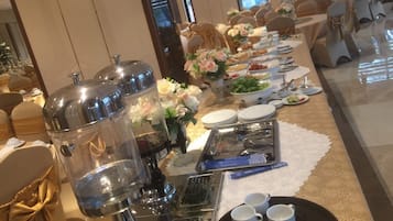 Free daily full breakfast